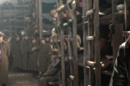 La película sobre Katyn, del premiado Andrej Wajda, es de las pocas que muestra la bandera nazi y la soviética ondeando juntas, cuando se repartieron Polonia
