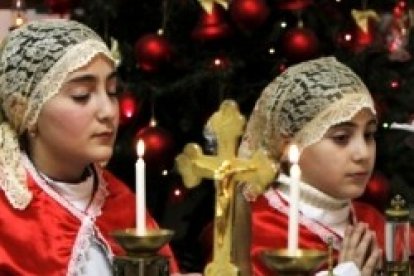 Niñas católicas en una eucaristía navideña