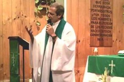 El padre Santarelli predica sobre el eficaz gesto de orar imponiendo las manos... algo que pueden hacer también los laicos