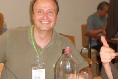 José Carlos González-Hurtado, en el centro, a la hora de la comida en Arde Complutum, entre dos compañeros evangelizadores