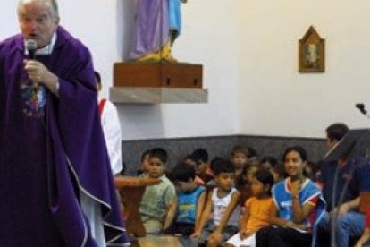 El padre Aldo, en misa con niños y familias en Paraguay