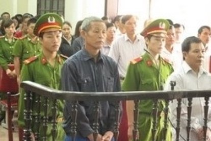 Fotografía de las primeras fases del juicio a los dos católicos pro-derechos humanos ahora condenados por el régimen vietnamita
