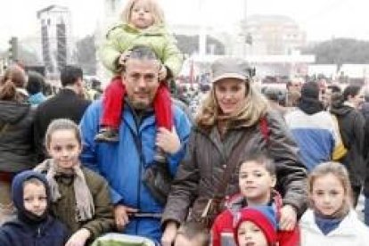 Una familia en la tradicional misa del Día de las Familias en invierno en Madrid