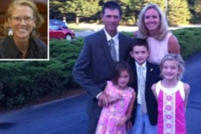 A la derecha, el profesor Kenny Gregory con su familia; a la izquierda, la directora que lo despidió