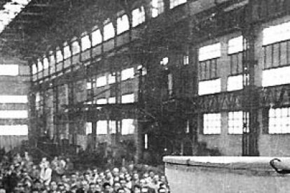 El padre Loring se dirige a los trabajadores de los astilleros de Cádiz.