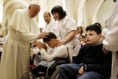Francisco ha hecho habitual el gesto de imponer las manos para orar por los enfermos