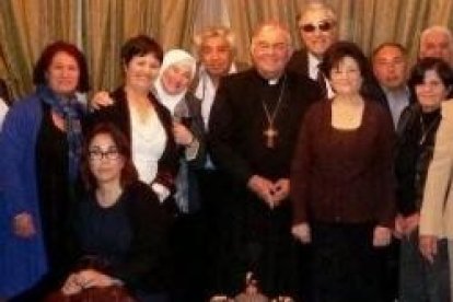 El obispo Marcuzzo, del Patriarcado Latino de Jerusalén, en uno de los salones culturales