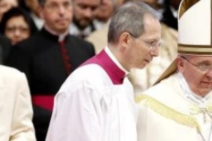 La emocionante participación de Benedicto XVI, no anunciada, ha restado algo de atención pública a los nuevos cardenales