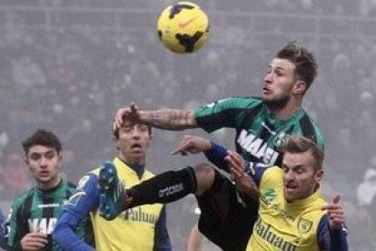 Antonio Floro -de verde y negro- salta cuando los demás aún se lo piensan...