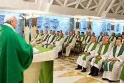 Francisco relaciona la prohibición y ocultación de la fe con la Abominación de la Desolación