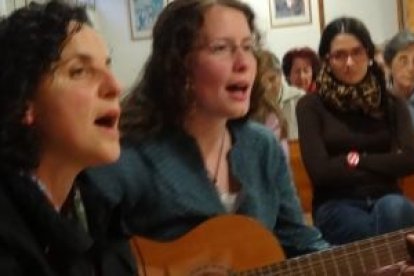 A Pilar Jiménez -en el centro con la guitarra- hoy le gusta canta para Dios... pero a los 16 años no era así, hasta que una experiencia mística le dio una certeza