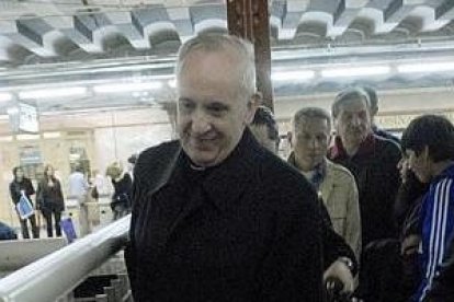 El cardenal Bergoglio en el metro de Buenos Aires