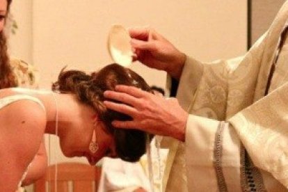 Una joven adulta se bautiza... en EEUU lo hacen más de 40.000 al año