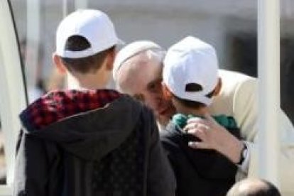 Estos niños se subieron al Papamóvil y hablaron un poco con el Papa Francisco