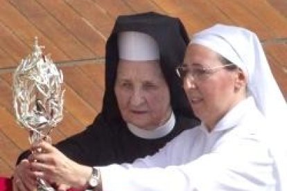 La hermanas Tobiana y Marie Simon Pierre, en la beatificación de Juan Pablo II, mostraron esta reliquia con sangre del Papa