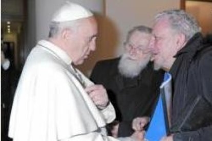 Kiko Argüello y el padre Pezzi saludan al Papa Francisco durante el encuentro con los movimientos, en mayo