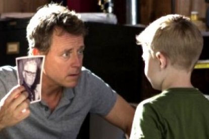 Buena parte de la película tiene la estructura de una investigación que va desvelando pistas... también sobre nuestros seres queridos fallecidos