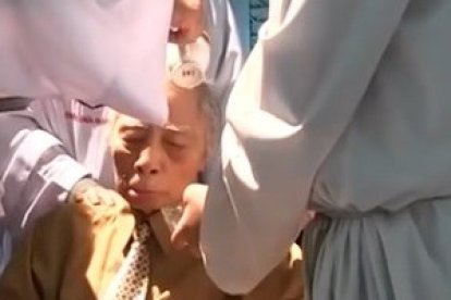 A los 87 años el compositor y antiguo héroe comunista recibe el bautismo y el nombre de Francisco