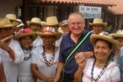 El obispo emérito Nicolás Castellanos, al presentar una escuela de su fundación Hombres Nuevos en Bolivia