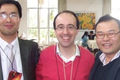 Josep Maria Amorós, en el centro, con dos colegas coreanos... clientes y proveedores forman parte de la lógica cristiana del don