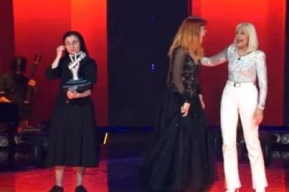 Sor Cristina sostiene su premio en los momentos finales, mientras tutores y alumnos se felicitan por la gala
