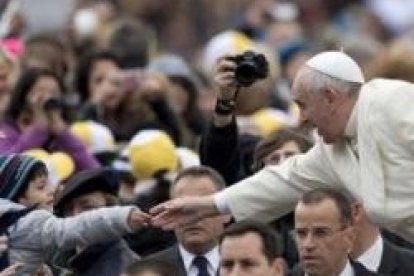 El frío no puede separar a los peregrinos del Papa Francisco