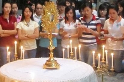 Vietnamitas católicos en adoración eucarística... 1 de cada 4 nuevos católicos es adulto