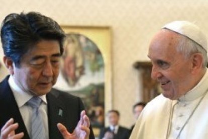 El Papa Francisco con el primer ministro japonés Shinzo Abe - la Santa Sede y Japón mantienen buenas relaciones diplomáticas