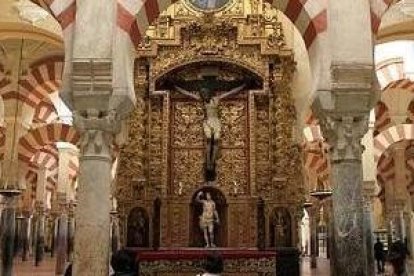 Cada día, desde el siglo XIII, cientos o miles de cristianos rezan en esta catedral
