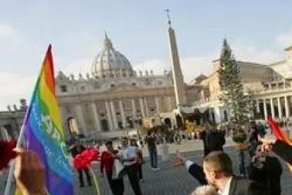 Media docena de activistas con 200.000 dólares pueden hacer mucho ruido y engañar a muchos periodistas en el Sínodo de la Familia en Roma