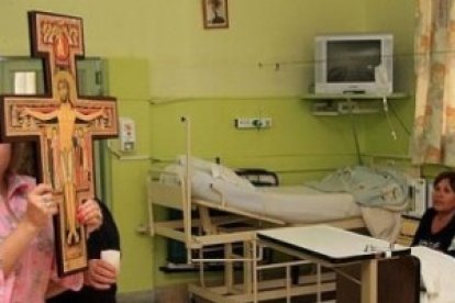 Cruz itinerante que el Papa Francisco bendijo y entregó a los jóvenes de Argentina, en un hospital de este país