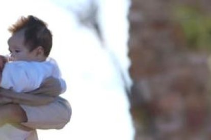 El Dios hecho Hombre tiene como trono a su madre, la Llena de Gracia - fotograma de la película Tierra de María