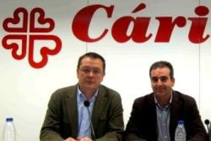Francisco Lorenzo, coordinador de estudios de Cáritas, con Sebastián Mora, el secretario general