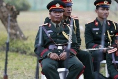 Soldados de una guardia de honor de Laos -país comunista sin libertad religiosa real- esperan su momento en una ceremonia solemne