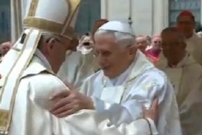 El Papa Francisco abraza a Benedicto XVI en un día que se recordará como el Día de los Cuatro Papas