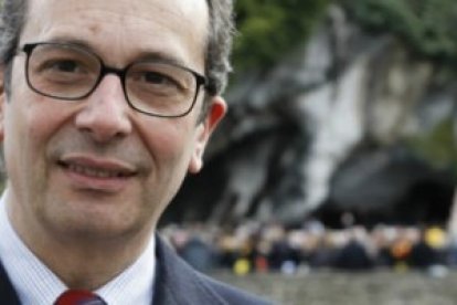 De Franciscis, pediatra napolitano, supervisa un equipo que aplica una metodología sistemática - que hubo enfermedad, hubo curación estable y no es explicable