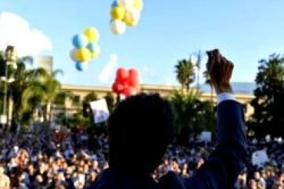 Salvatore Martinez habla ante la multitud reunida en el Santuario de Pompeya para orar por la familia
