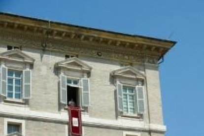 El Papa Francisco, antes y después del Ángelus, da una breve enseñanza desde su ventana