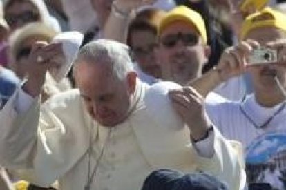 El Papa Francisco se cambia el solido por otro que le regalan