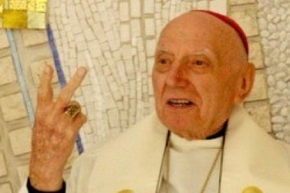 El cardenal Spidlik promueve los dos pulmones de la Iglesia -Oriente y Occidente-, con estola de los santos Cirilo y Metodio y un mural de Rupnik detrás