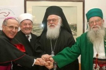 Encuentro en 2009 del arzobispo católico de Tirana y -de izquierda a derecha-  los líderes suní, ortodoxo y bektashi del país