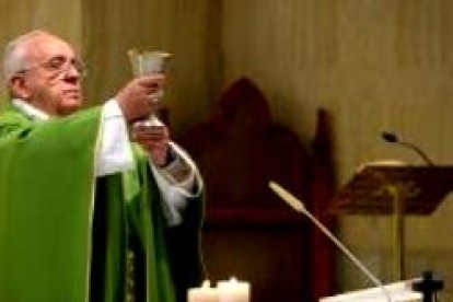 Francisco explica las Escrituras en sus homilías matinales en la casa Santa Marta