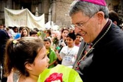 El arzobispo Braulio con unos niños en la gran fiesta del Corpus en la que se vuelca todo Toledo