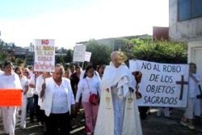 El párroco y los católicos de Huauchinango salen con el Santísimo a las calles en protesta contra la violencia y profanaciones