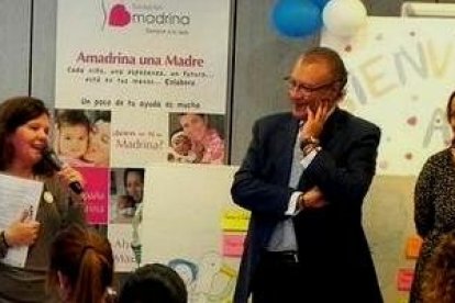 Jesús Fermosel en el centro y Conrado Giménez, a la derecha en la visita al centro de la Fundación Madrina