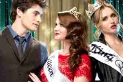 Faking It, en el canal MTV, es propaganda gay en formato teleserie tonta juvenil; es espectador acaba deseando que las protagonistas heterosexuales sean felices lesbianas