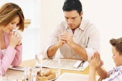 Bendecir la mesa es una práctica habitual de algo más de un tercio de los católicos practicantes en España