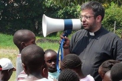 A veces el megáfono es un buen aliado del misionero en África... pero los viajes duros a sitios remotos no suelen faltar