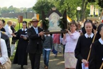 La espiritualidad de Schoenstatt, extendida en muchos países, se centra en una alianza con la Virgen, ofreciéndole lo cotidiano y dejándose educar por ella