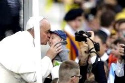 El Papa Francisco en las audiencias de los miércoles saluda a los peregrinos